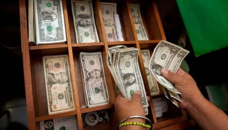 DOLARES