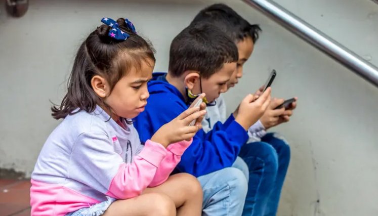 Niños con celulares