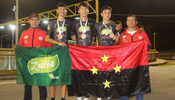 De izquierda a derecha: Jeison Manuel Manchego, Matías Velásquez y Juan David Horlandy ganadores de la medalla de bronce en la prueba de relevos. 