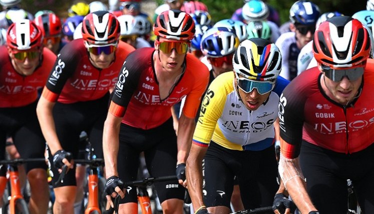 Egan Bernal sigue mostrando un buen rendimiento en el Giro 2025.