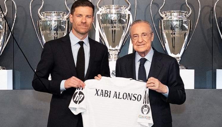 Xabi Alonso, acompañado del presidente Florentino Pérez. 