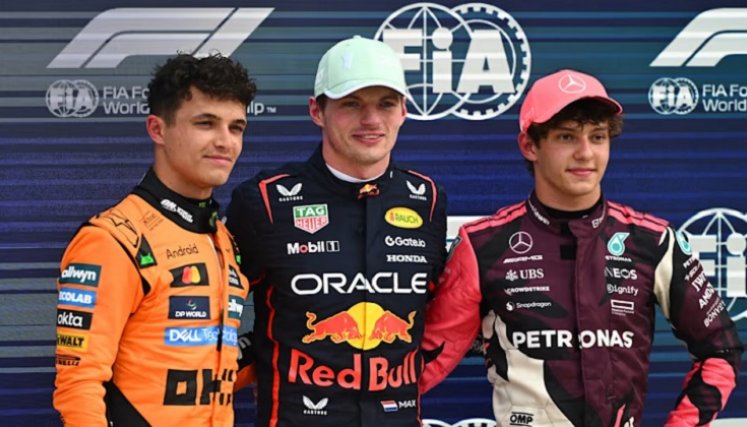 Lando Norris, Max Verstappen (centro), y Kimi Antonelli.