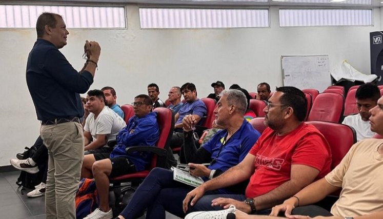 Entrenadores deben tener licencia profesional para dirigir.