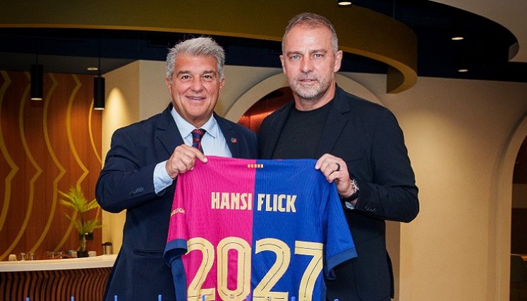 Hansi Flick, renovó con el Barcelona por dos años más.