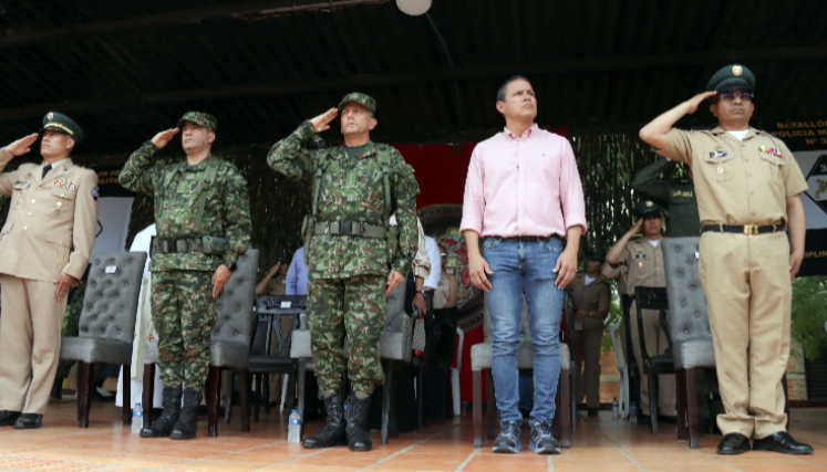 Alcalde Jorge Acevedo junto a autoridades militares del Ejército.