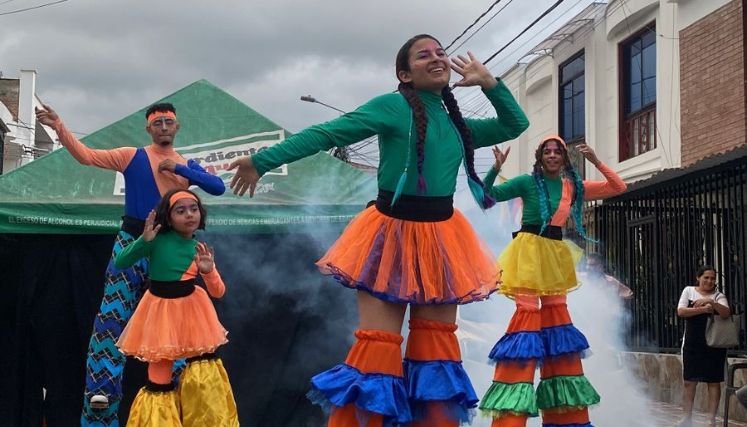 Las escuelas de formación artísticas llegan a los barrios de la ciudad para descubrir talentos.
