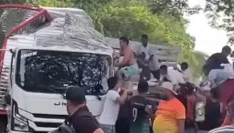 Camion saqueado. 