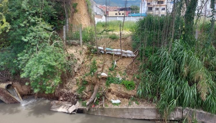 Ribereños solicitan a la Unidad Nacional de Gestión del Riesgo arreglar la canalización y remediar el problema en el emisario de aguas negras.