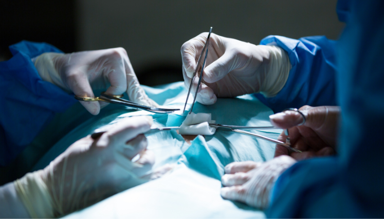 Cirujano acusado de amenaza