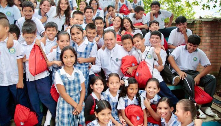 Ya estudiantes de una docena de municipios recibieron los uniformes/Foto cortesía