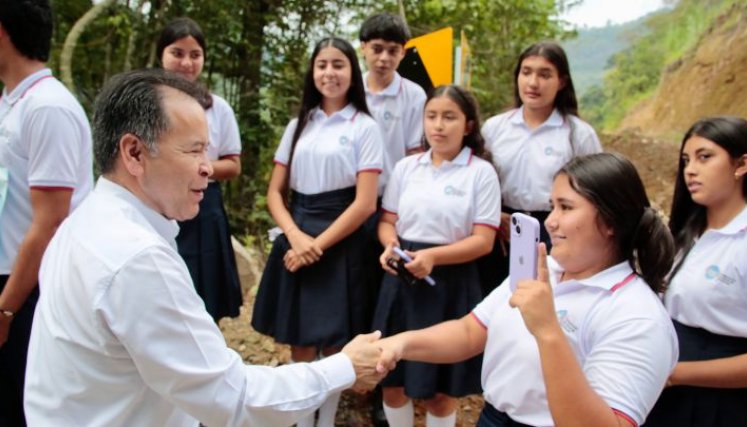 Gobernador entrega uniformes a estudiantes de colegios departamentales/Foto cortesía