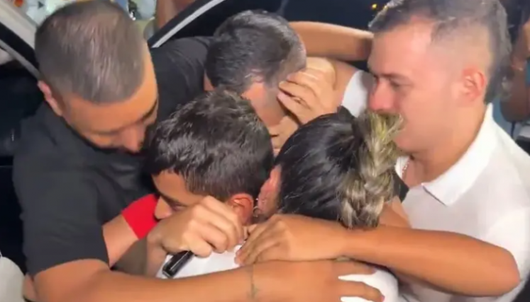Lyan José y su familia tras su liberación en Jamundí