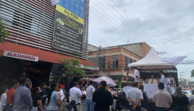 Misa campal afuera del centro comercial Alejandría.