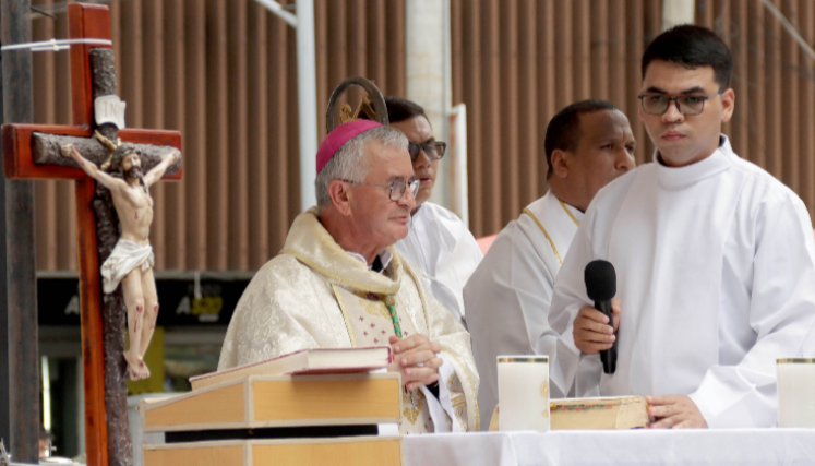 Monseñor José Libardo Garcés ofició misa campal en el C.C. Alejandría.