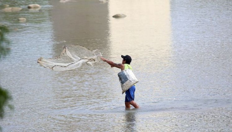 Aún nativos del río Pamplonita sacan su sustento de sus aguas/Foto Carlos Ramírez Aún nativos del río Pamplonita sacan su sustento de sus aguas/Foto Carlos Ramírez