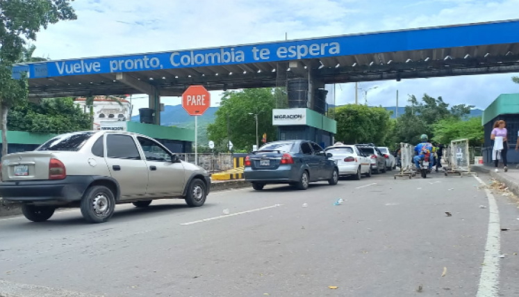 Salida de Colombia hacia Venezuela, puente Simón Bolívar.