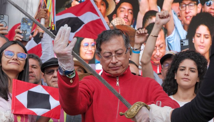 Petro con la espada de Bolívar. Foto presidencia