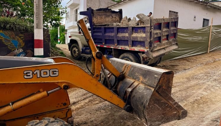 Avanzan obras de recuperación vial y adecuación de sumideros en Cuatro esquinas del barrio La Piñuela.