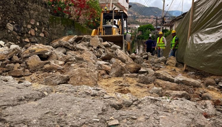 Avanzan obras de recuperación vial y adecuación de sumideros en Cuatro esquinas del barrio La Piñuela.