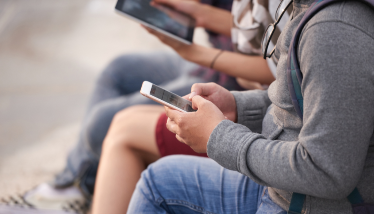 Uso del celular prohibido en aula de clases