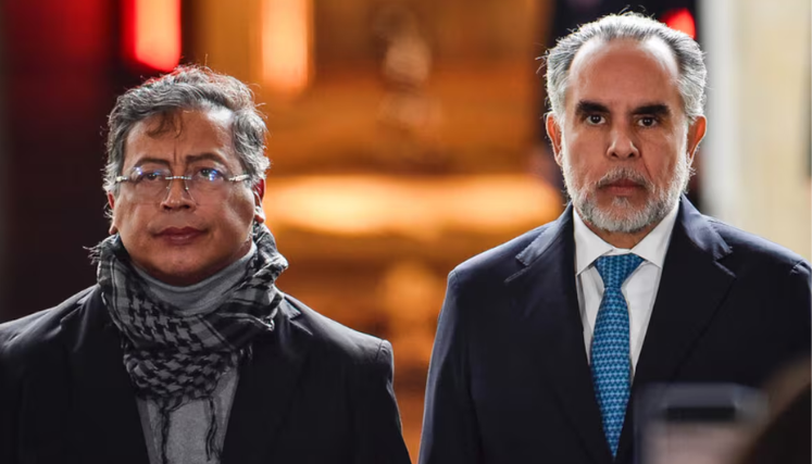 Gestos de Benedetti en declaraciones de Gustavo Petro