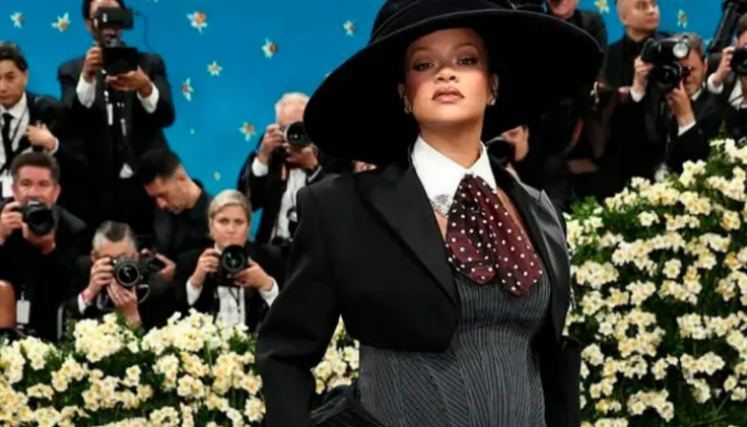 Rihana luce su tercer embarazo en la Met Gala