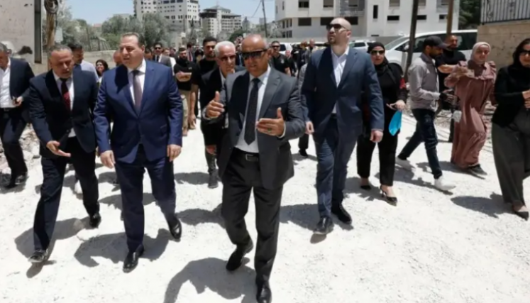 Un grupo de diplomáticos extranjeros, que visitaban un campo de refugiados palestino