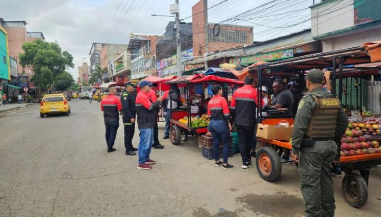 La Policía y funcionarios de Gobierno adelantan los controles en el centro/Foto cortesía