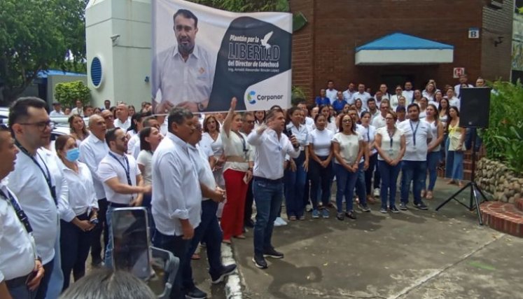 Rafael Humberto Camacho, director general de Corponor, preside el plantón para pedir la liberación del director de Codechocó/Foto Orlando Carvajal