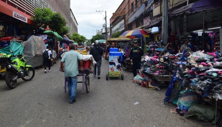 La avenida sexta, en pleno centro de Cúcuta, está invadida de ventas informales/Foto Nicolás Angarita