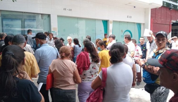 Usuarios de Nueva EPS en las afueras del centro administrativo en Los Caobos/Foto archivo