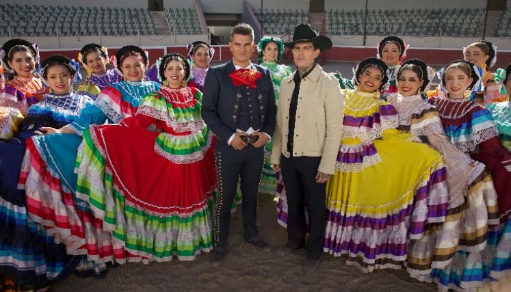 Pipe Bueno y Adriel Favela reimaginan a Vives: así suena el nuevo ‘Déjame Entrar’.