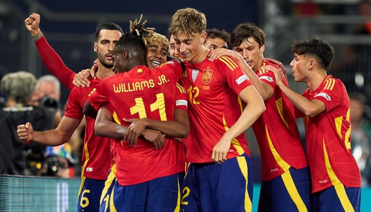 La selección española de fútbol sufrió sobre el final.