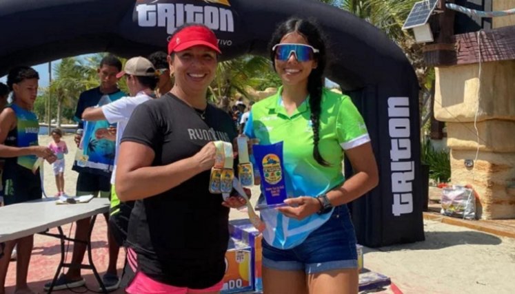 Luisa Camila Ardila Torres (a la derecha) sigue creciendo en el triatlón.