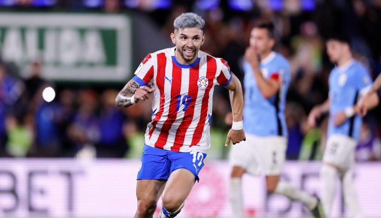 Julio Enciso, volante de la selección paraguaya lideró la victoria de su equipo.