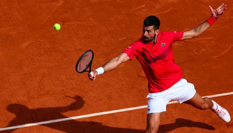 El serbio empleó todo su repertorio para avanzar en el Abierto de Francia.