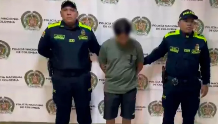 Hombre señalado de arrastrar a una mujer por robarla
