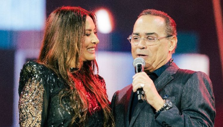 Gilberto Santa Rosa sorprendió en el concierto de Myriam Hernández ante 40 mil personas.