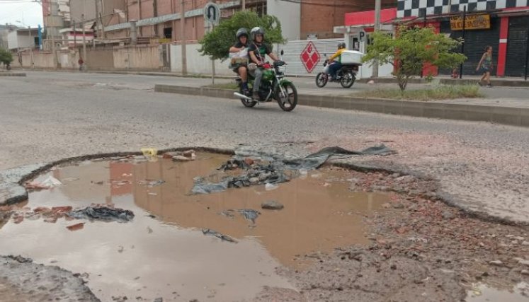 Este apenas es uno de los más de 50 huecos que tiene la vía/Foto Cortesía