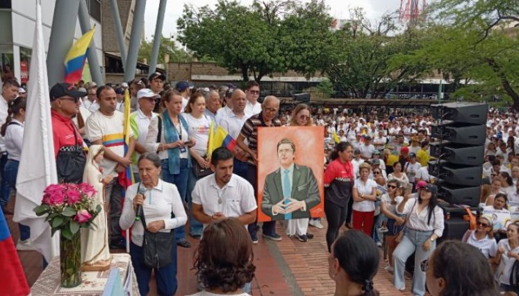 Oración por la salud de Miguel Uribe y por la paz del país./Foto Stefany Peñaloza