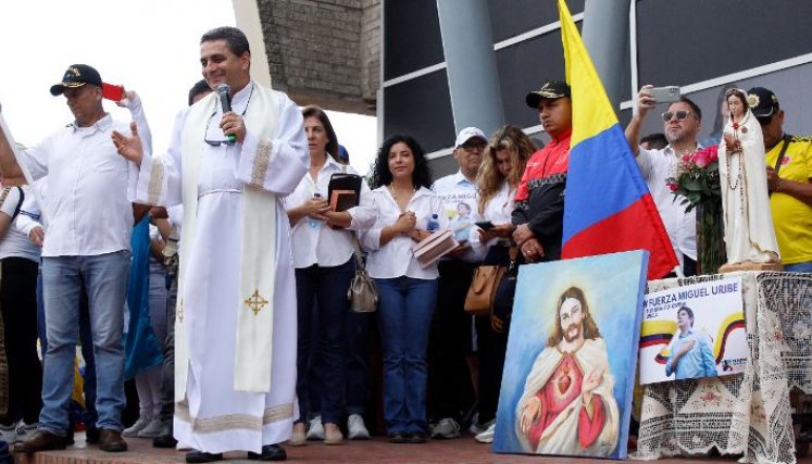 Padre Fabián Stapper transmitió esperanza a través de la oración./Foto Stefany Peñaloza