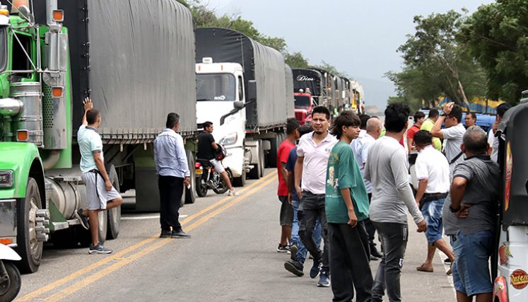 Bloqueos en la vía Cúcuta-Ocaña. / Foto Carlos Ramírez-La Opinión