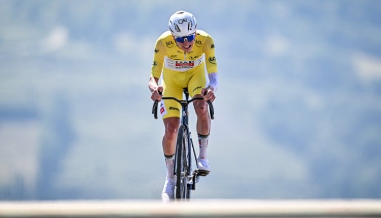 El líder Tadej Pogacar se impuso en la cronoescalada del Tour de Francia.