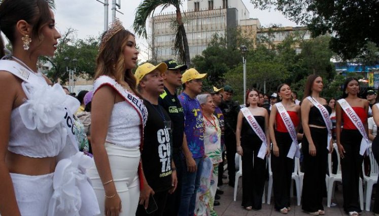 Las reinas populares de las distintas comunas de la ciudad hicieron su presentación en el parque Santander/ Foto Stefany Peñaloza Las reinas populares de las distintas comunas de la ciudad hicieron su presentación en el parque Santander/ Foto Stefany Peñaloza