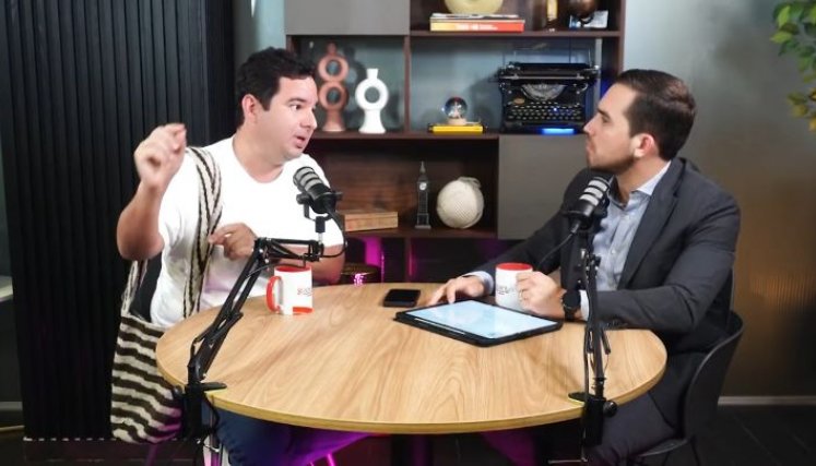 El senador Carlos Meisel da declaraciones en el Podcast Acento de La Opinión/Foto cortesía