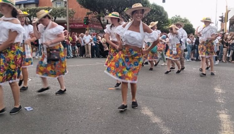 La danza fue imperante a lo largo del desfile, por hermosas damas de grupos de la ciudad/Foto Orlando Carvajal