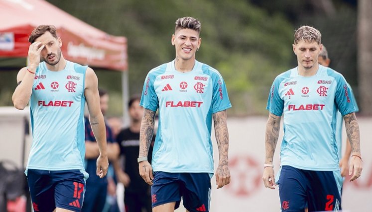 Jorge Carrascal (centro) tuvo su primer día de entrenamiento con el  'Mengao'.