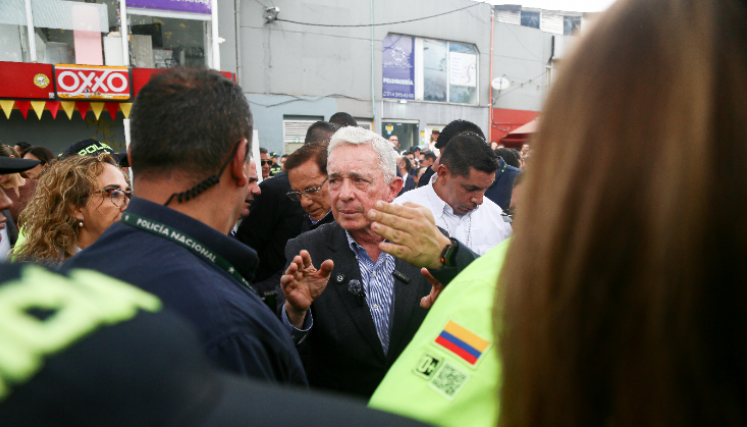 Alvaro Uribe visita la tumba de Miguel Uribe