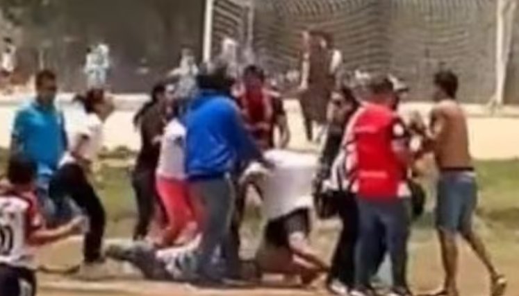 Terrible ejemplo: Padres se van a los golpes en partido infantil de fútbol en Bucaramanga