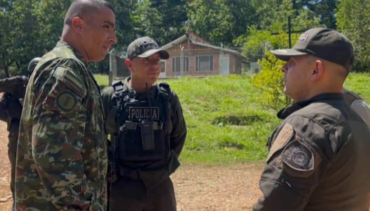 Comandante Denor, en reunión con comandante del Ejército.